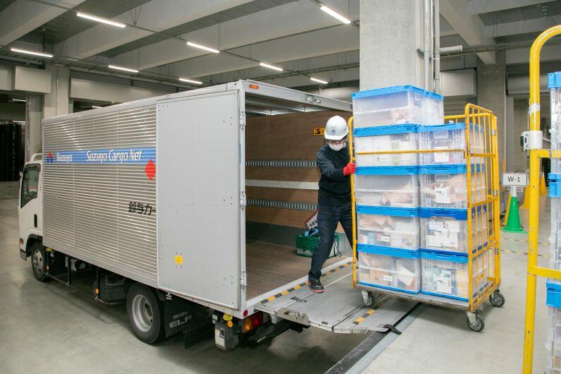 トラックに荷物を積み込む様子