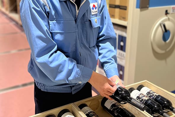 ワインのラベル貼付を行うStarMax.のスタッフ