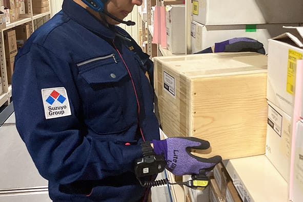 出荷時の製品チェックを行うStarMax.のスタッフ